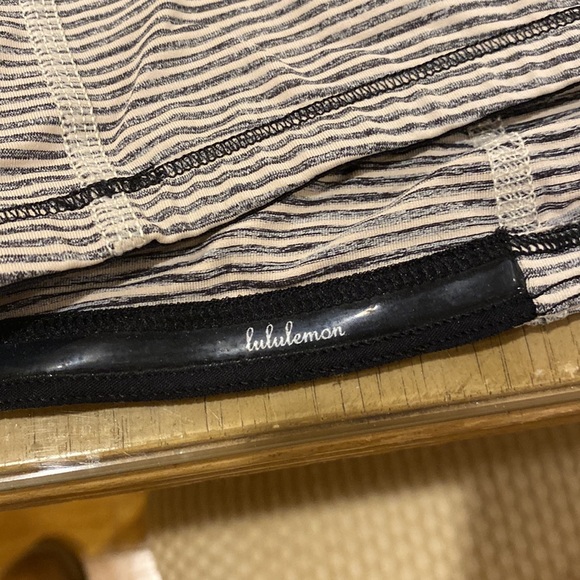 Lululemon top with build in bra in good condition - Picture 5 of 5